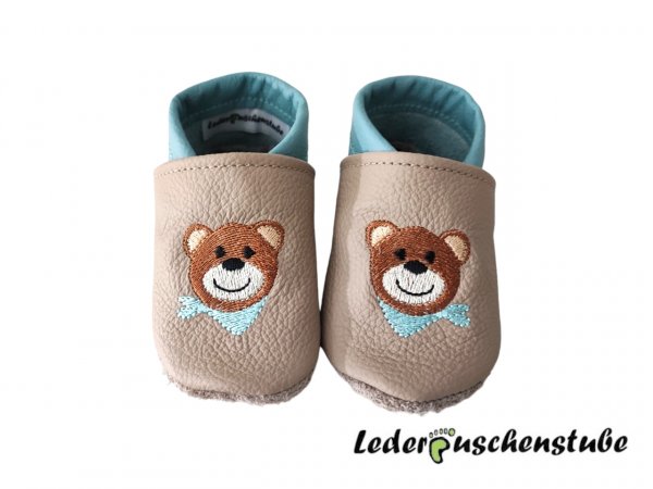 Lederpuschen beige-babyblau mit beiderseits Stickerei Bär mit Tuch (babyblau)
